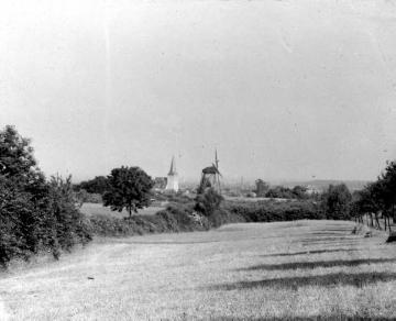 Weideflur am Dorfrand mit Blick auf die Kirche und die Windmühle, um 1940?