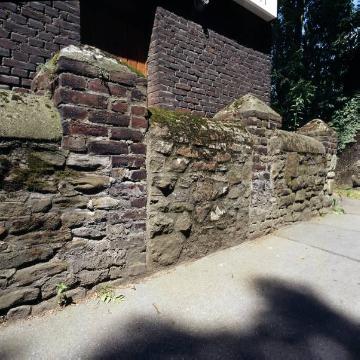 Alte Bruchsteinmauer an der Schürener Straße/ Am Remberg (2)