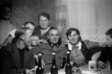 Untersturmführer Kepplinger bei seinen Qaurtiersleuten, Familie Bernhard Stemert, mit Josef Groß-Thebing und Franziska Büscher