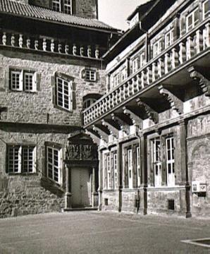 Schloss Brake, Hofseite: Teilansicht Nordflügels und Eckturmes