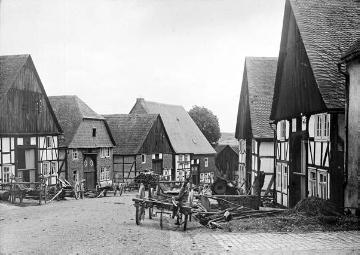 Straßenbild mit Ackerbürgerhäusern in Brilon (Niederstraße?) um 1930
