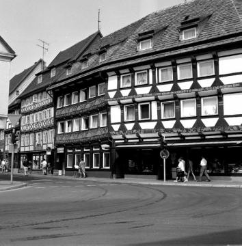 Höxter-Altstadt, 1970 - Westerbachstraße: Gasthof Lessmann "Zur guten Quelle" (Mitte), erbaut 1578, Weserrenaissance. Rechts: Haus Westerbachstraße 2, ursprünglich 1548, Neubau nach Gasexplosion 1967.