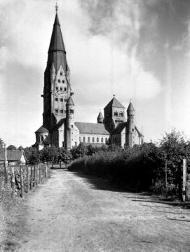 St. Antonius von Padua-Kirche: 1900-1905 erbauter neuromanischer Werksteinbau, sogenannte "Basilika", um 1940?