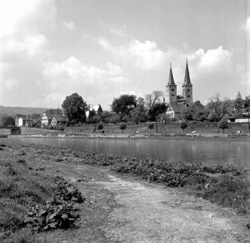 Am Weserufer der Altstadt mit Blick auf die ev. Kiliani-Kirche, errichtet Ende des 11. Jahrhunderts