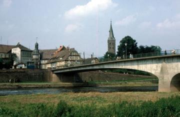 Am Weserufer der Altstadt: Blick auf die Brücke und die ev. Kiliani-Kirche