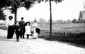 Familie beim Sonntagsspaziergang auf dem Lande, um 1910