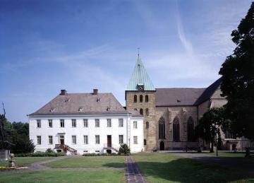 Ehem. Benediktinerabtei Liesborn (1131-1803), später Heimatmuseum: Abteigebäude von 1725-1735 mit Klosterkirche St. Cosmas und Damian