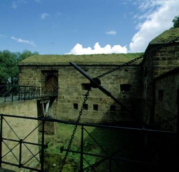 Partie mit Wassergraben und Zugbrücke von Fort C, das wie Fort A und B 1845 zum Schutz der Mindener Bahnhofsanlagen errichtet wurde