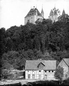 Blick auf Burg Calenberg, am Fuß des Berges ein Bauernhof