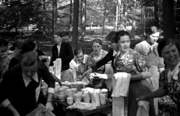 Sommerfest der Weberei Becker im Tiergarten, Frauen beim Abwaschen