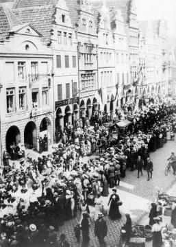 Trauerzug für den Stadtdechanten Bernhard Muer auf dem Prinzipalmarkt (1915)