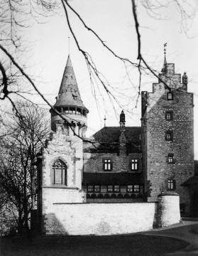 Blick in den Innenhof von Burg Calenberg, links die Kapelle