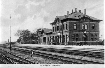 Alte Postkartenansicht: Der Bahnhof und seine Gleisanlagen