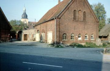 Nottuln, um 1955?: Werksgebäude der Firma "Deutsche ERPA-Metallverabeitung", im  Hintergrund die St. Martin-Kirche
