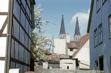 Hinterhof mit Blick zur "Wiesenkirche" genannten ev. Kirche St. Maria zur Wiese