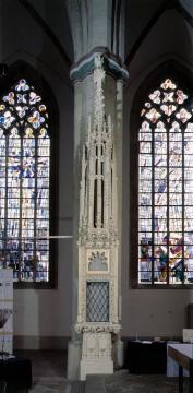 Evangelische Stadtkirche: Gotisches Sakramentshäuschen, Sandstein, Mitte 15. Jahrhundert, zugeschrieben dem Bildhauer Rotger Grumelkut