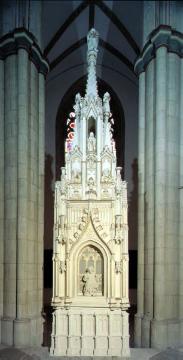 Evangelische Stadtkirche: Gotisches Altarretabel, Sandstein, Mitte 15. Jahrhundert, zugeschrieben dem Bildhauer Rotger Grumelkut