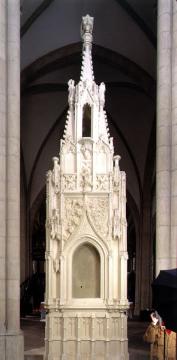 Evangelische Stadtkirche: Gotisches Altarretabel, Sandstein, Mitte 15. Jahrhundert, zugeschrieben dem Bildhauer Rotger Grumelkut