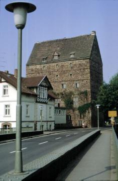 Wohnturm der ehemaligen mittelalterlichen Burg an der Weserbrücke, um 1330 errichtet, heute "Stuhlmuseum Burg Beverungen"