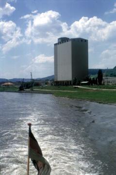 Die Weser mit Blick auf das Getreidesilo