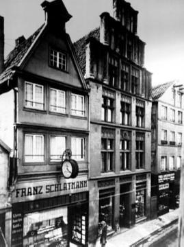 Geschäftshäuser Spiekerhof 11 (mit Uhr) und 12, (Giebel 1891 von Hilger Hertel restauriert)