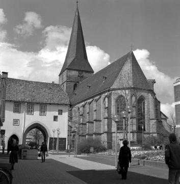 Stadttor "Römer, Wahrzeichen der Stadt, und ev. Pfarrkirche, ehem. St. Margareta, gotische Hallenkirche, erbaut Anfang des 12. Jh.