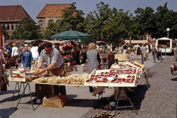 Gemüsehändler auf dem Wochenmarkt am Domplatz