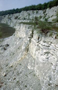 Blick auf einen Kalksteinbruch
