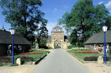 Schloss Lembeck: Zufahrt mit Torhaus und Toranlage, Blick entlang der zentralen Ost-West-Achse