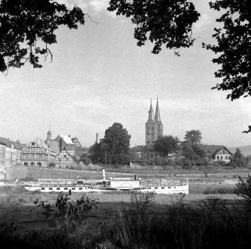 Ausflugsdampfer auf der Weser - im Hintergrund die ev. Kiliani-Kirche