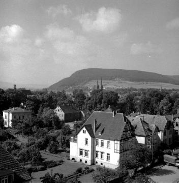 Höxter, 1951: Blick vom Gebäude des König-Wilhelm-Gymnasiums (später Kreishaus, Moltkestraße) über das Villenviertel an der Corveyer Allee Richtung Altstadt und Ziegenberg.

