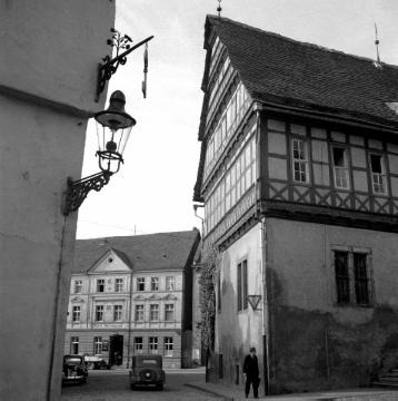 Altstadtstraße mit Giebelpartie des Rathauses