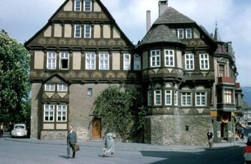 Alte Dechanei, Marktstraße: Adelshof der Familie von Amelunxen, errichtet 1561 im Fachwerkstil der Weserrenaissance, heute Sitz des katholischen Pfarramtes