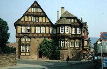 Alte Dechanei, Marktstraße: Adelshof der Familie von Amelunxen, errichtet 1561 im Fachwerkstil der Weserrenaissance, heute Sitz des katholischen Pfarramtes