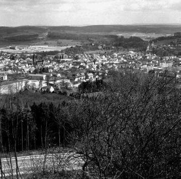 Blick von der Iburg über Bad Driburg, gegründet 1782 durch Graf Caspar Heinrich von Sierstorpff, anerkanntes Bad seit 1919, staatlich anerkanntes Heilbad seit 1974