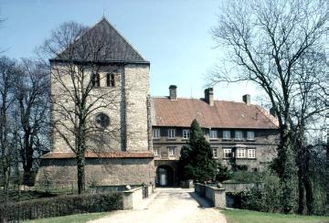 Schloss Rheda, Teilansicht mit romansichem Tor- und Kapellenturm von der Brückenseite