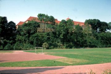 Sportplatz mit Blick auf das ehem. Benediktinerkloster (1052-1803) und bischöfliche Schloss Iburg