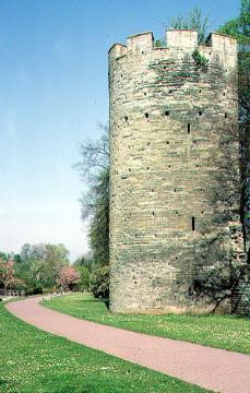 Kattenturm (13. Jh.): einzig erhaltener Wehrturm von ehemals ca. 30 in der mittelalterlichen Stadtmauer