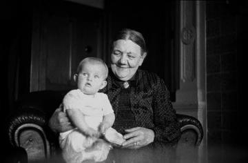 Familie Fasselt, Marbeck, Großmutter mit Enkelkind