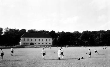 Provinzial-Heilanstalt Münster-Marienthal, 1939: Renovierte Sporthalle und fertiggestellter Sportplatz mit Zuschauertribüne.