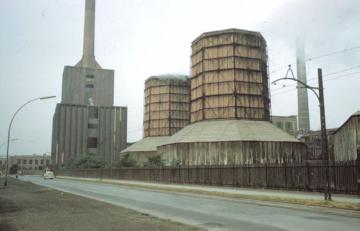 AV-Kohlekraftwerk mit Kühltürmen in Marl-Hüls. Das Bergwek "Auguste Viktoria" = AV gehörte zu diesem Zeitpunkt der BASF in Ludwigshafen und dieses Kraftwerk sicherte deren Strombedarf.