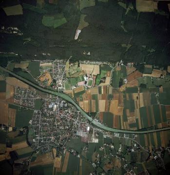 Dortmund-Ems-Kanal bei Hörstel-Riesenbeck, im Norden: Ausläufer des Teutoburger Waldes vom Bergeshöveder-, Riesenbecker- bis Lager Berg