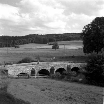 Alte Steinbogenbrücke über die Nethe