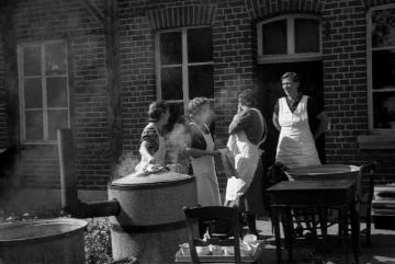Hochzeit Fasselt-Welchering, Nachbarschaftshilfe, Frauen bei der Vorbereitung des Essens