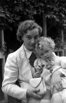 Paula Winkel mit ihrer Tochter