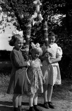 Pfingstspiel der Kinder im Suershook, drei Mädchen