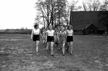 Sportnachmittag der "Jungmädel" (Organisationseinheit der Hitlerjugend für die 10-14-jährige weibliche Jugend) auf dem Sportplatz