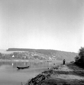 Weser mit Uferweg bei Herstelle