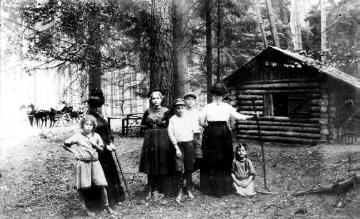 Försterfamilie Goebel aus Arnsberg-Obereimer auf einem Ausflug im Wald bei Möhnesee-Neuhaus