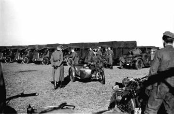 Soldaten des Pommerschen Landwehrregiments auf dem Sportplatz: Vorführung von Fahrzeugen